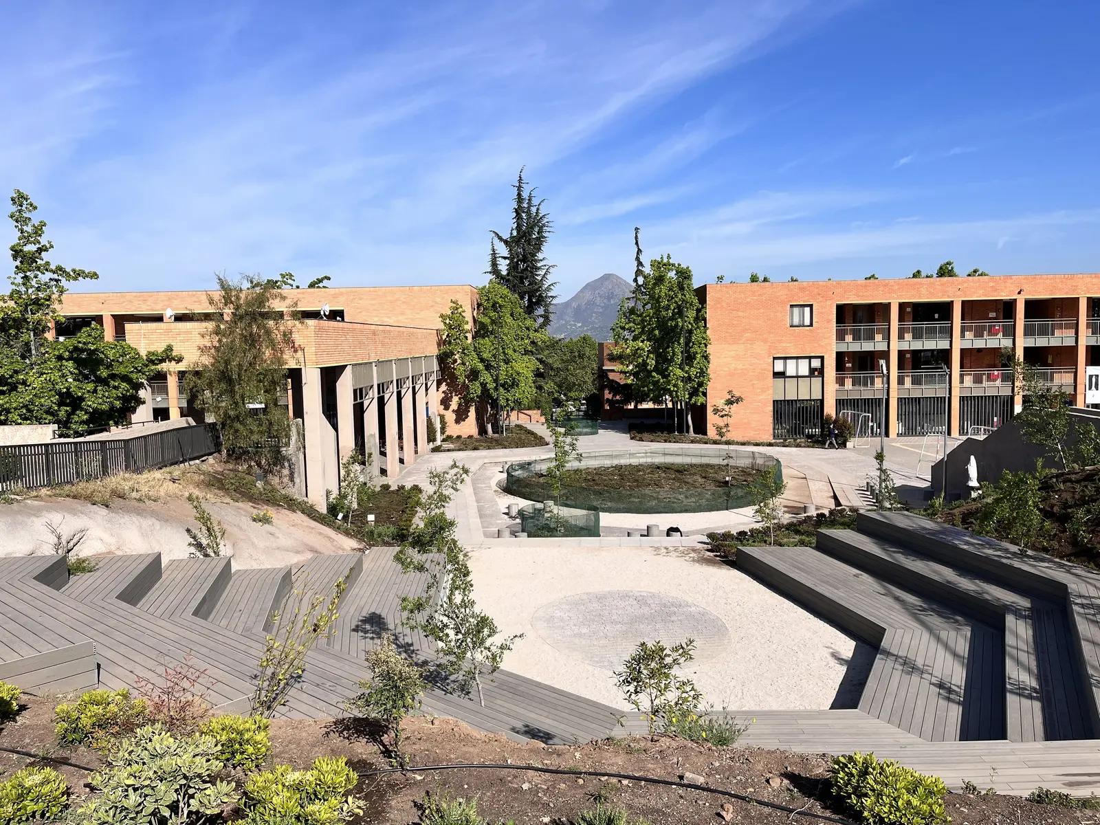 Colegio Cumbres, patio y graderías