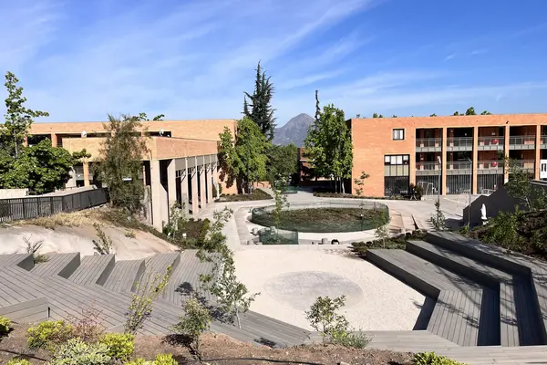 Colegio Cumbres, patio y graderías