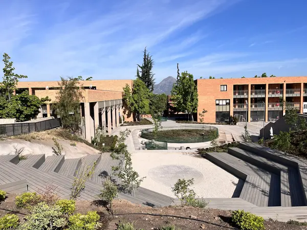 Colegio Cumbres, patio y graderías, Santiago