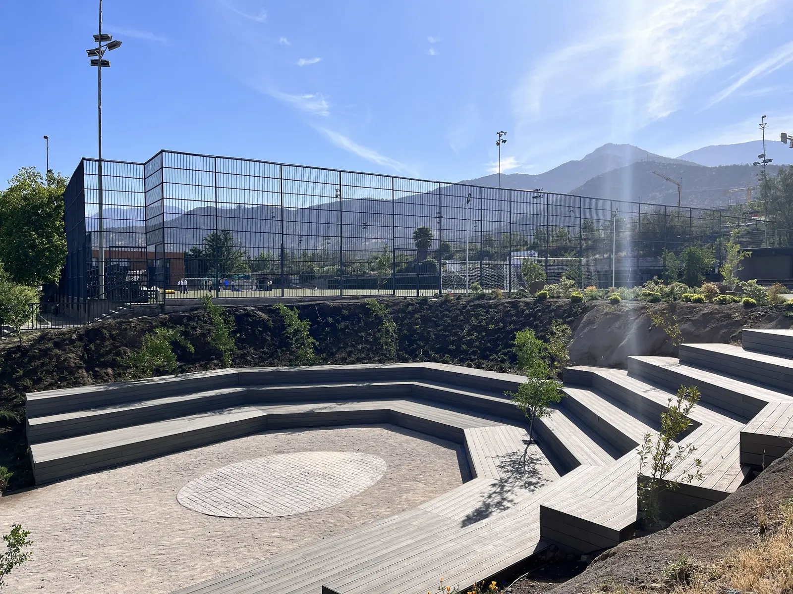 Colegio Cumbres, patio y graderías, vista 3