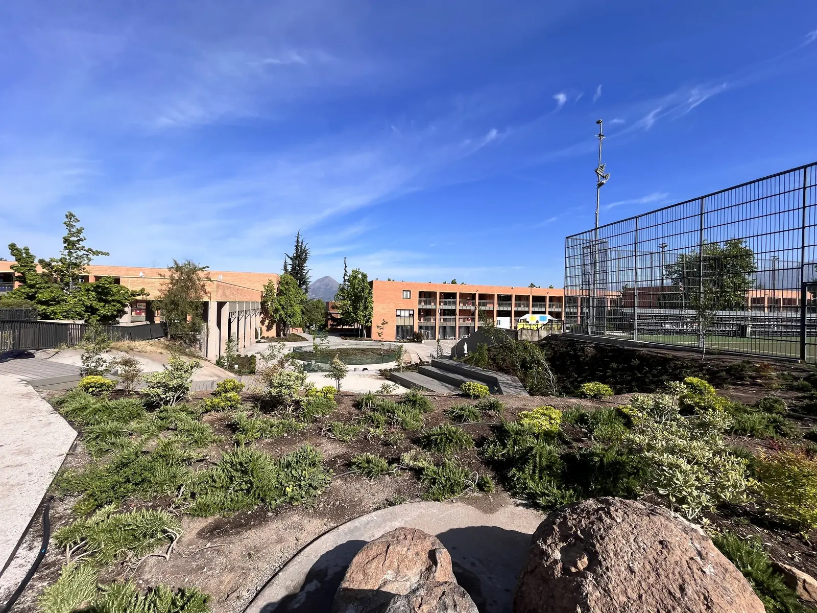 Colegio Cumbres, patio y graderías, vista 4