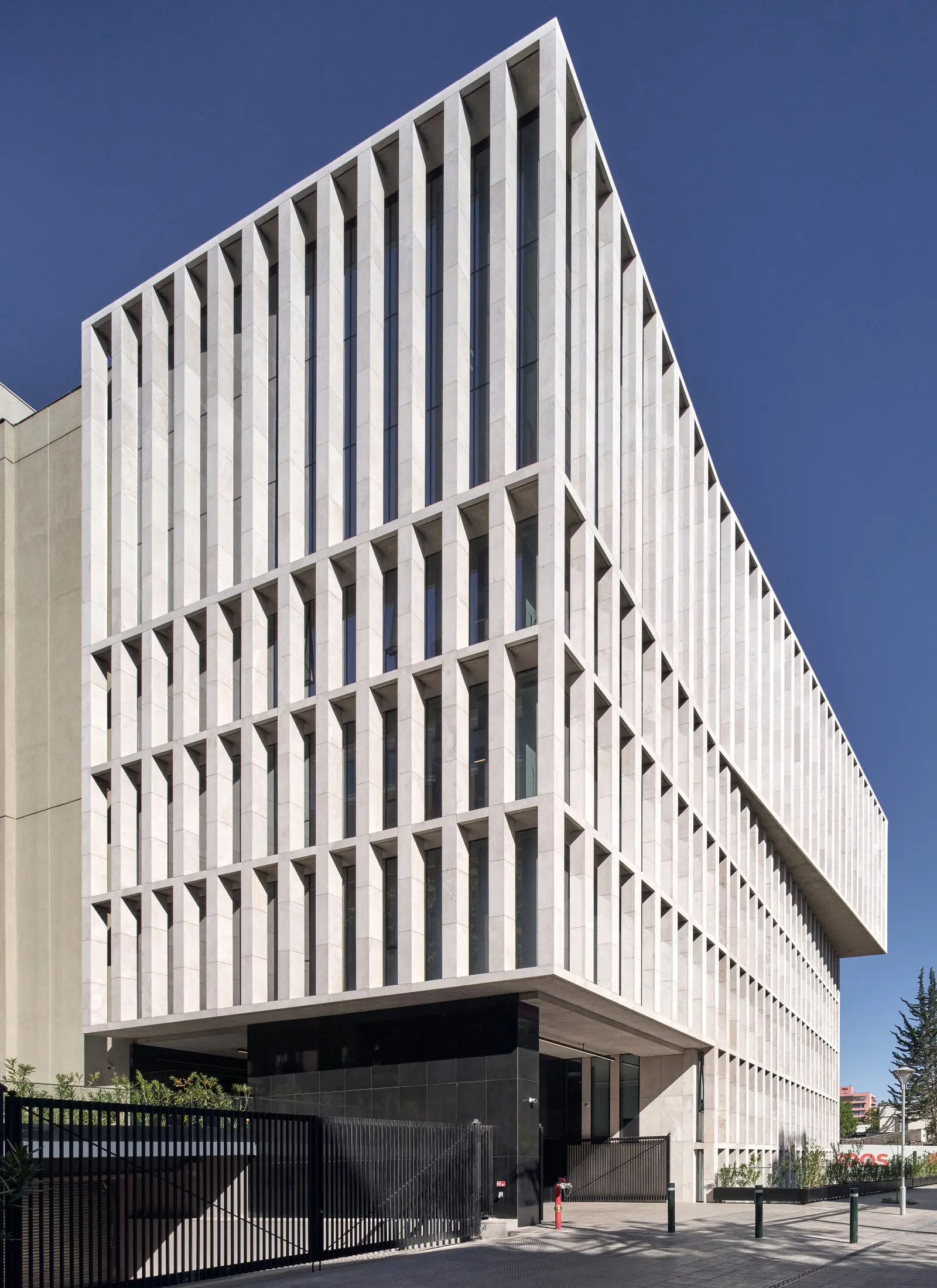 Universidad Autónoma, edificio de 7 pisos, vista 3